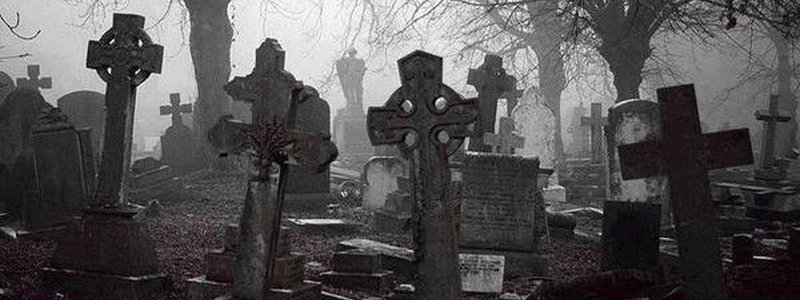 Расхитители гробниц уже не те: в Днепре мужчины украли крест с кладбища