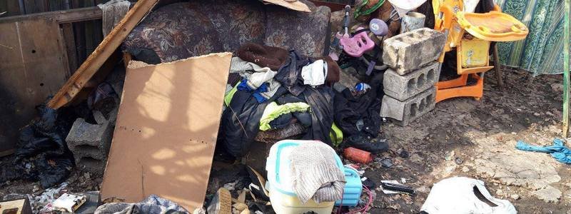 В Днепре 2-летний ребенок жил среди мусора