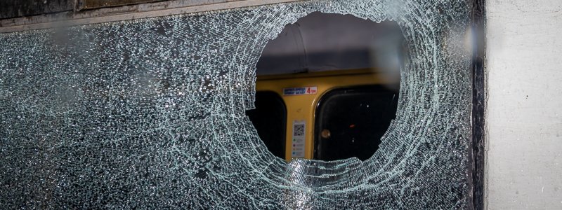 В Днепре трое мужчин бросили камень в трамвай и пробили голову пассажиру