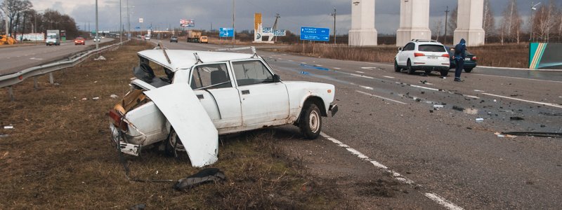 В Днепре на выезде из Подгородного столкнулись ВАЗ и Audi: водителя "Жигуля" с переломами забрала скорая