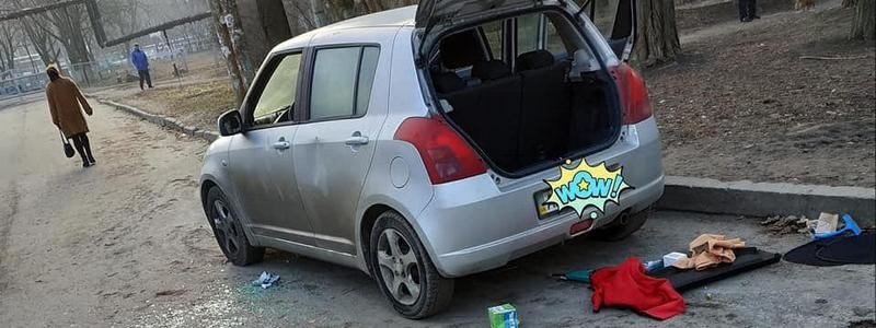 В Днепре на Тополе подростки разбивали и грабили авто: один из пойманных сдал сообщников