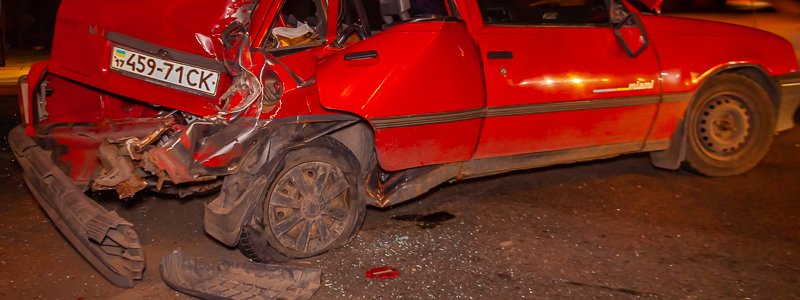 В Днепре авария между двумя грузовиками и Opel парализовала движение на Нигояна
