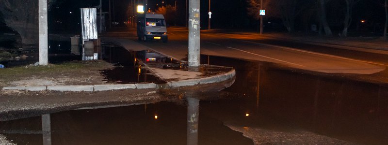 В Днепре канализация заливает улицу Березинскую: жители задыхаются от вони