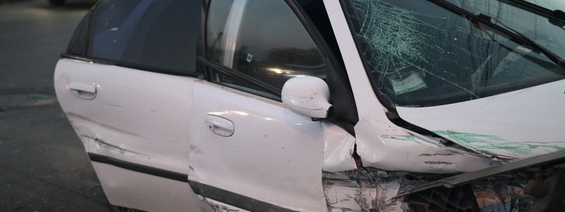 В Днепре на Солончаковой столкнулись Daewoo и грузовик: появилось видео момента аварии