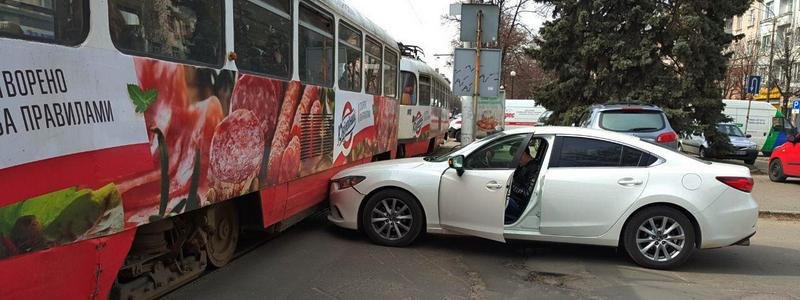 В Днепре столкнулись Mazda и трамвай: движение электротранспорта заблокировано