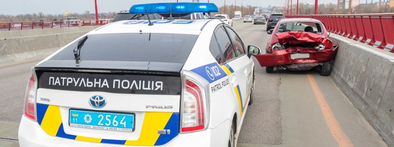 В Днепре на Новом мосту столкнулись три автомобиля: пострадала женщина