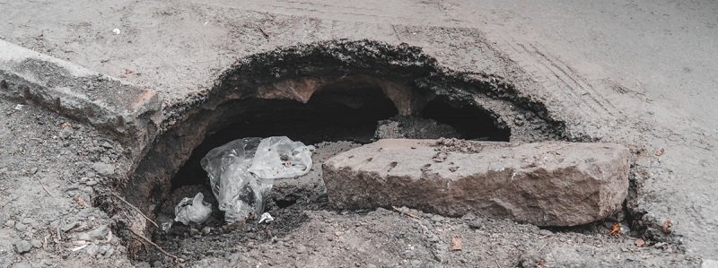 В Днепре на Короленко образовалась глубокая яма: машины проваливаются под землю