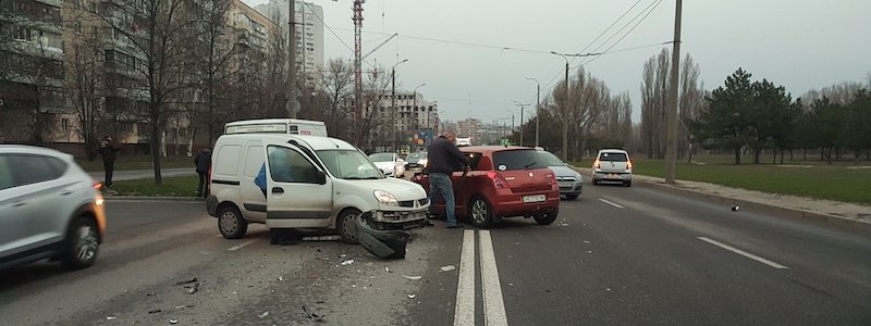 На Набережной Победы столкнулись три автомобиля: проезд затруднен