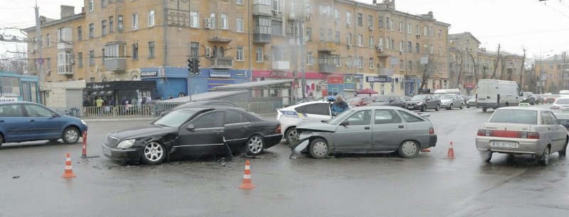 В Днепре на Слобожанском проспекте столкнулись Merсedes и ВАЗ: образовалась пробка