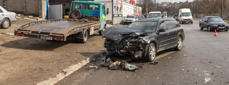 В Днепре столкнулись Peugeot и Subaru: пострадала женщина