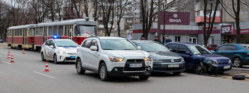 В Днепре на проспекте Богдана Хмельницкого столкнулись три автомобиля: движение трамваев парализовано