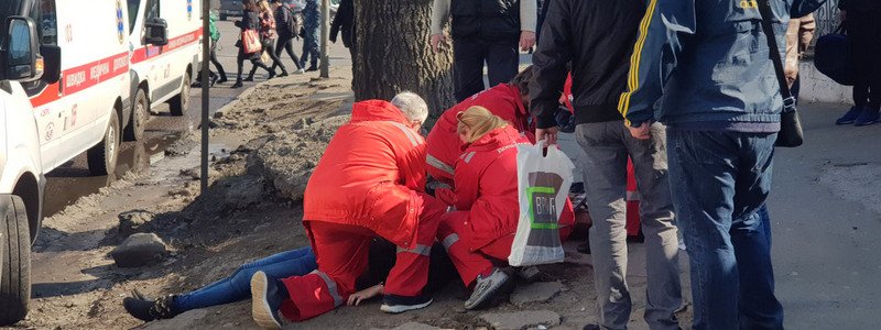 В Днепре на Донецком шоссе умерла женщина: ее пытались спасти прохожие и врачи