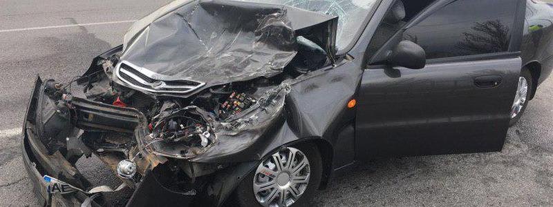 В Днепре на Донецком шоссе ЗАЗ "влетел" в Nissan: пострадал парень
