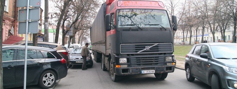В центре Днепра грузовик Volvo повредил 5 автомобилей