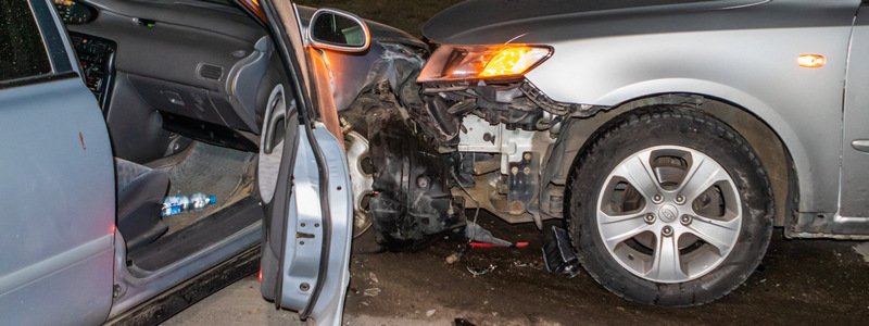 В Днепре напротив "Каравана" столкнулись Mazda и Kia: пострадали трое