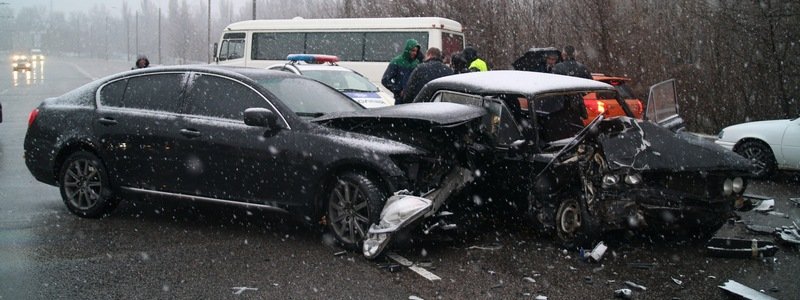 В Днепре на Запорожском шоссе столкнулись Lexus и ВАЗ: пострадали двое взрослых и двое детей