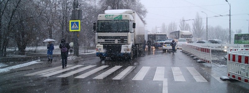 На Запорожском шоссе столкнулись маршрутка с пассажирами и два грузовика: проезд затруднен