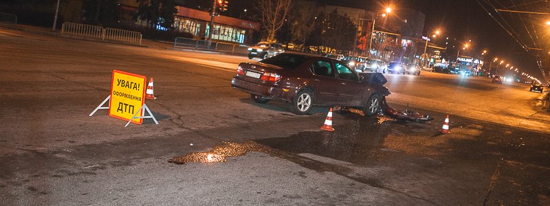 В Днепре на Слобожанском столкнулись Nissan и фура: пострадал мужчина