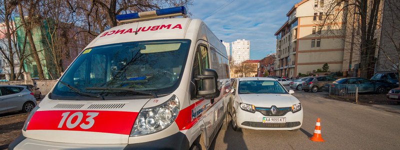 В Днепре возле "Меноры" Renault протаранила скорую, пока врачи оказывали помощь