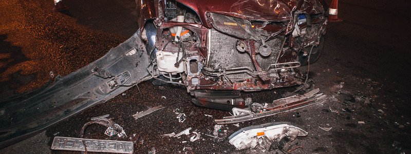 В Днепре на Слобожанском столкнулись Nissan и фура: пострадавший ищет свидетелей