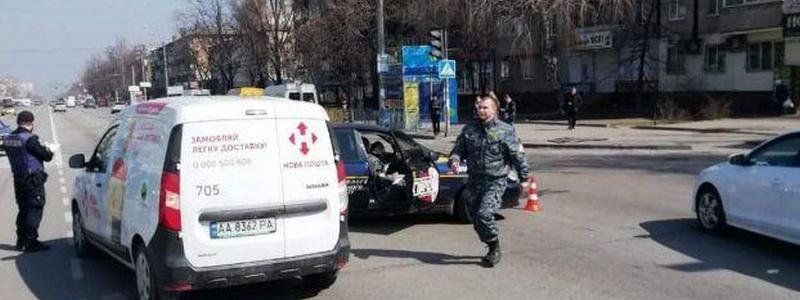В Днепре столкнулись автомобиль охранной службы с машиной Новой почты: ищут свидетелей
