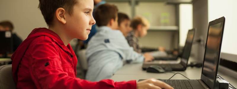 Юных компьютерных гениев воспитываем в 8 школах робототехники, - Валентин Резниченко
