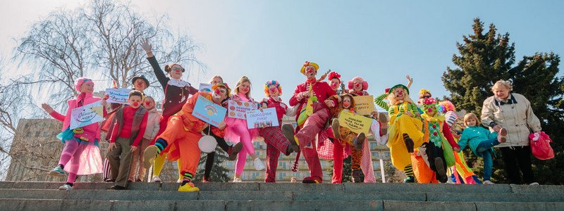 В Днепре больничные клоуны организовали парад улыбок