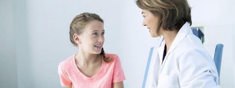 Советы врача: когда девочке нужно впервые посетить гинеколога и можно ли это сделать без мамы