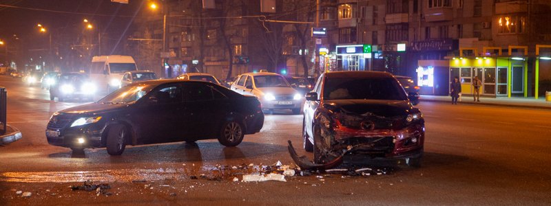 В Днепре пьяный водитель врезался в два авто и пытался убежать от патрульных: пострадала девушка