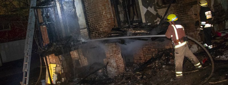 В Днепре за ТРЦ "Приозерный" горел заброшенный частный дом