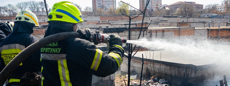В Днепре в пожаре на Гусенко сгорели два туалета и сарай