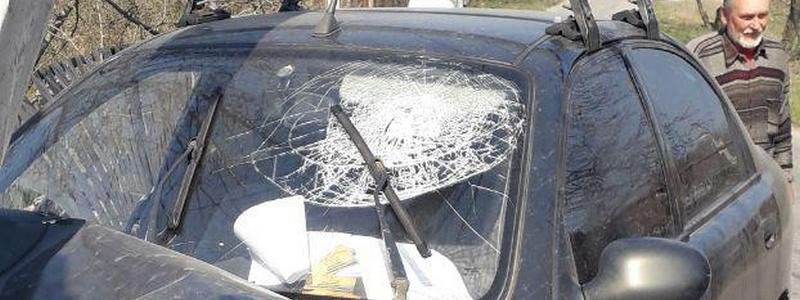 В Днепре Daewoo влетел в столб: водитель пробил головой лобовое стекло