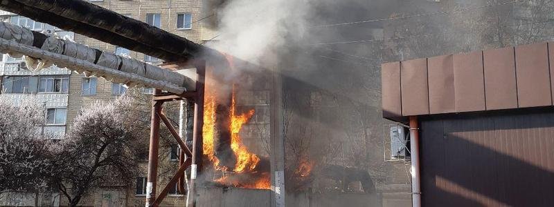 В Днепре на Янтарной горели трубы теплотрассы