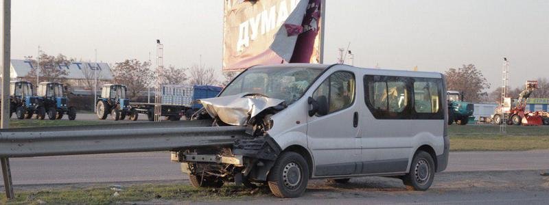 В Днепре на Донецком шоссе микроавтобус влетел в отбойник
