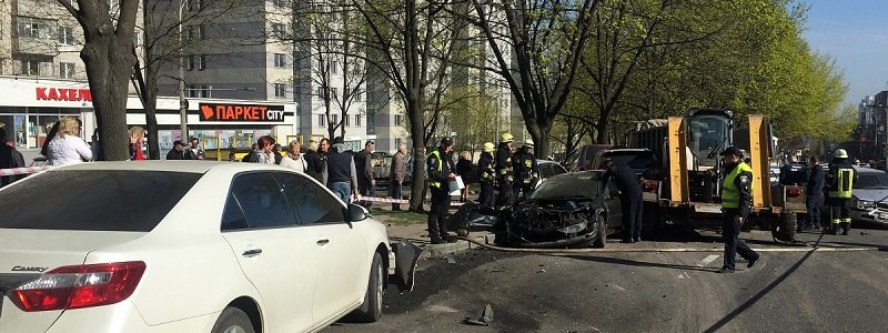 В Днепре на Поля КрАЗ снес более 10-ти автомобилей