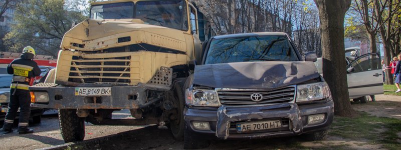 В Днепре на Поля КрАЗ снес 13 авто: фото и видео с места аварии