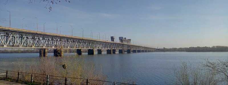 В Днепре 36-летний мужчина спрыгнул с Амурского моста