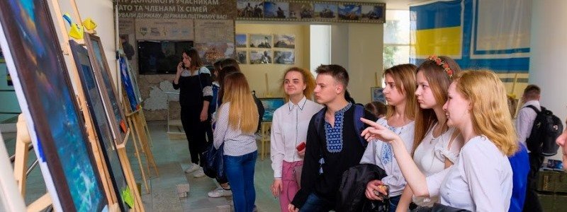 В Днепропетровской ОГА открыли выставку картин в поддержку пленных моряков