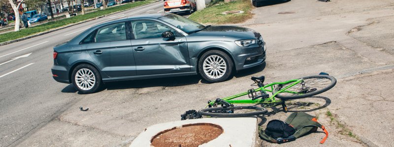 В Днепре на Поля столкнулись Audi и велосипед