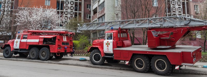 В Днепре на Запорожском шоссе спасателям пришлось вскрыть дверь, чтобы потушить пожар