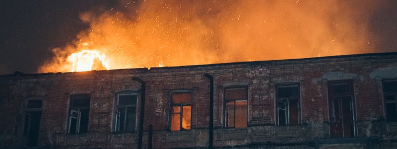 В Днепре напротив "Мост-Сити" горело два здания: внутри были люди