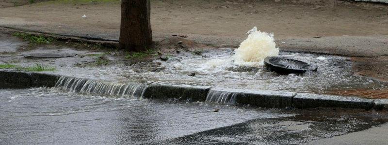 В Днепре улицу Нестерова заливает канализационной водой