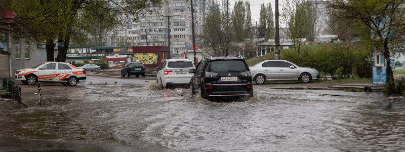 Днепр затопило из-за дождя: куда не стоит идти без калош