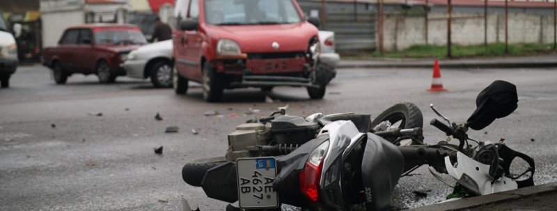 На Байкальской столкнулись скутер и Renault: пострадал мужчина, дорога перекрыта