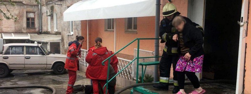 В Днепре из пожара в многоквартирном доме вытащили двух пожилых женщин