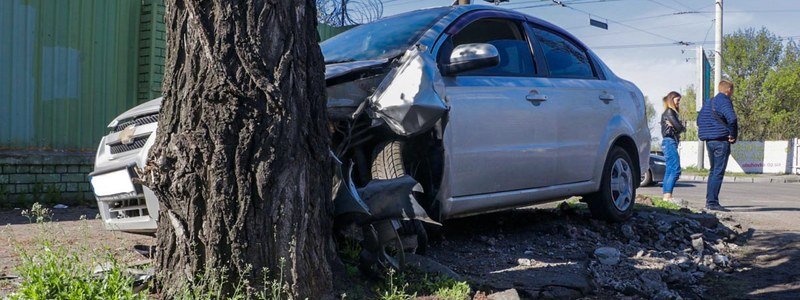 В Днепре Chevrolet столкнулся с Hyundai и врезался в дерево: пострадали двое мужчин