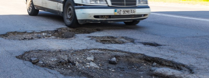 Погрызенный бордюр и убитый асфальт: как выглядит дорога на Маяковского в Днепре