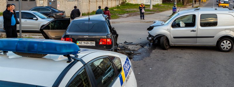 В Днепре на Запорожском шоссе от удара с Renault автомобиль Chery вылетел на тротуар