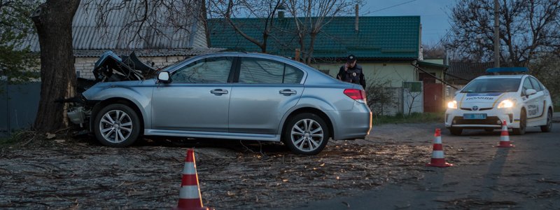 В Днепре на Игрени Subaru на скорости "влетел" в дерево: двоих забрала скорая