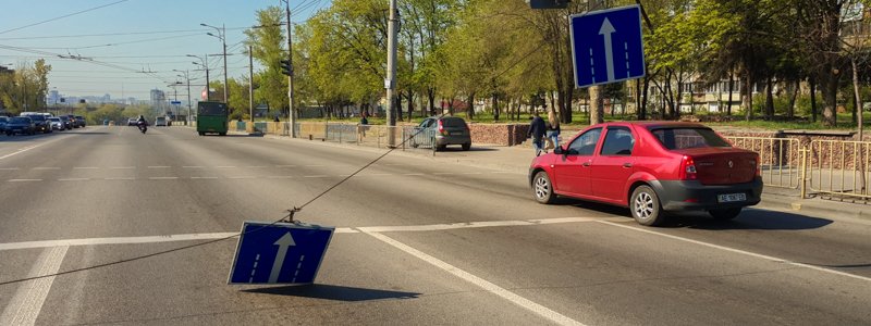 В Днепре на Слобожанском проспекте оборвался трос с дорожными знаками: образовалась пробка